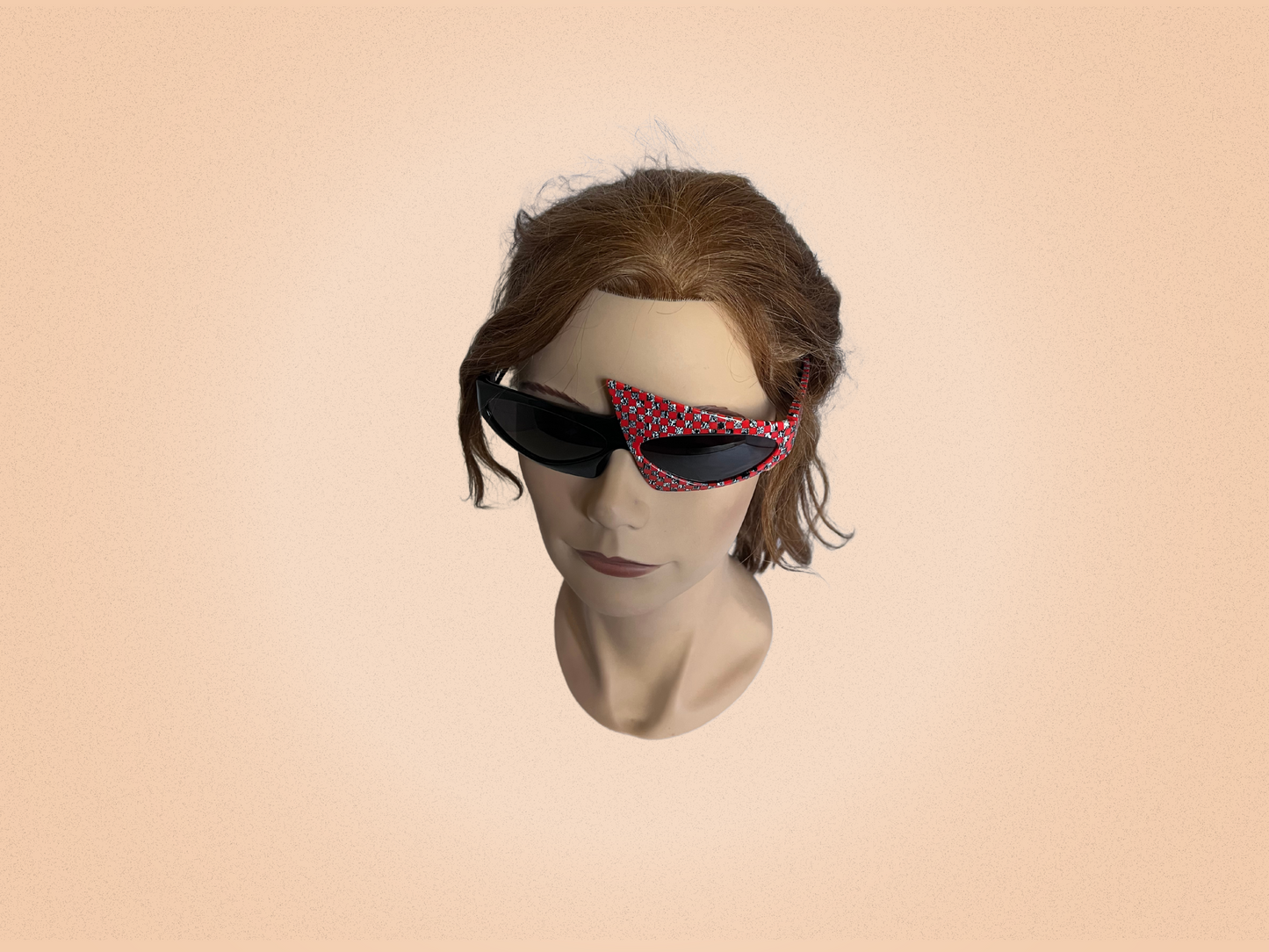 Alain Mikli Vintage – Modèle AL0841 0013 – Lunettes de Soleil Asymétriques Rouges et Noires – Fait Main en France