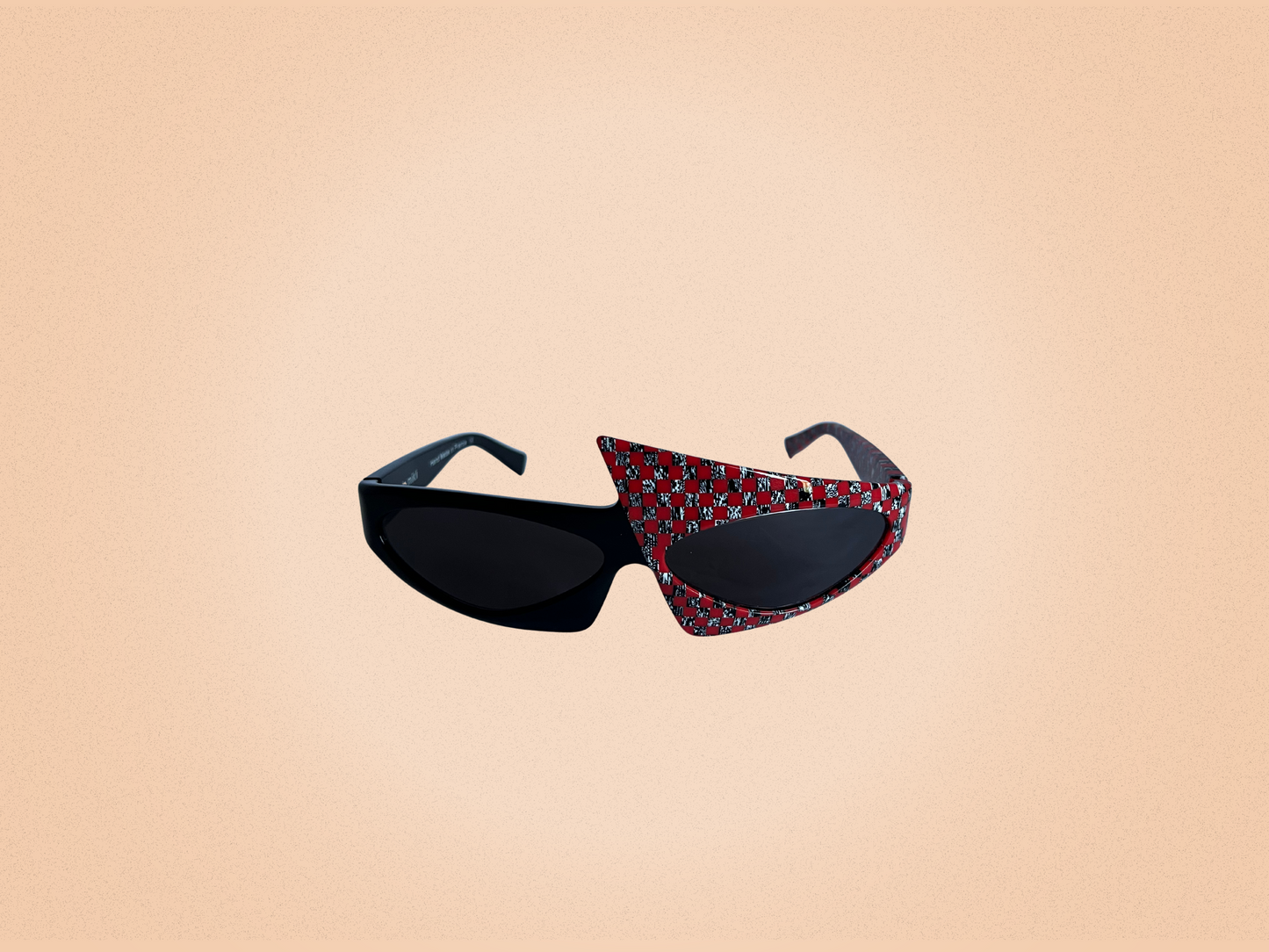 Alain Mikli Vintage – Modèle AL0841 0013 – Lunettes de Soleil Asymétriques Rouges et Noires – Fait Main en France