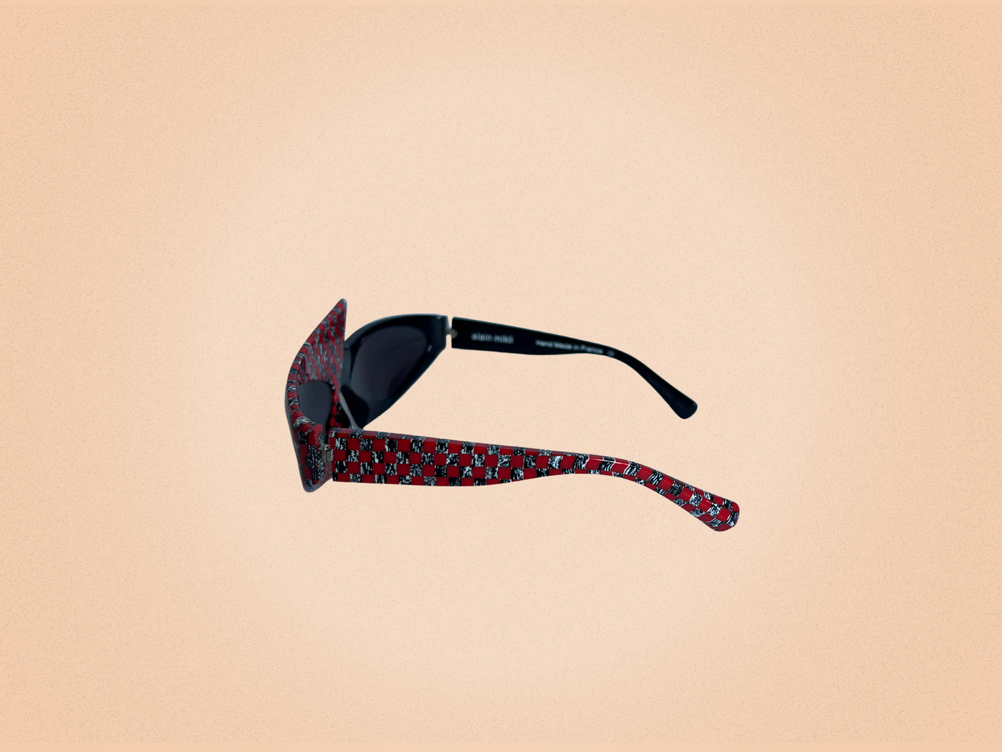 Alain Mikli Vintage – Modèle AL0841 0013 – Lunettes de Soleil Asymétriques Rouges et Noires – Fait Main en France