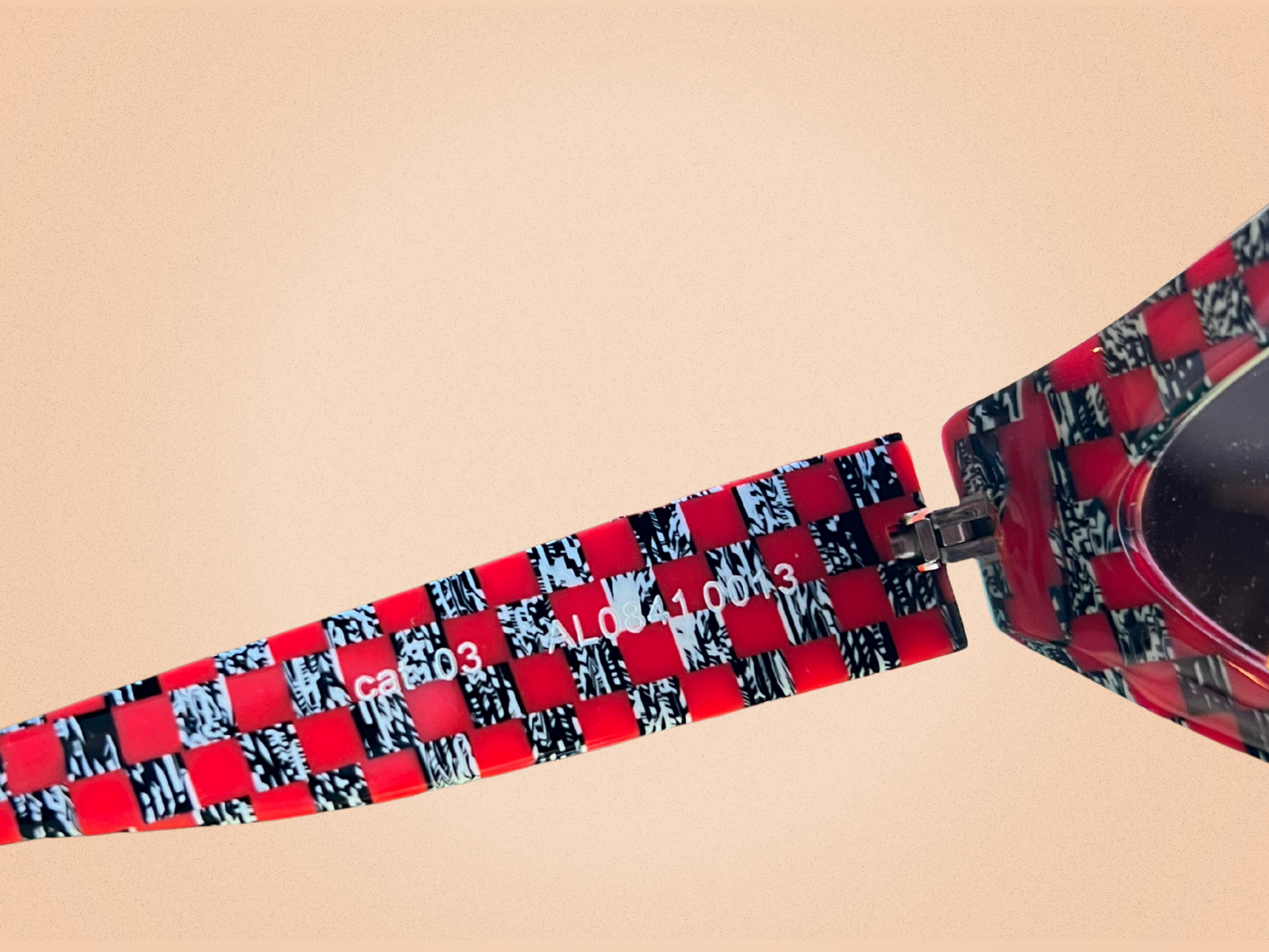 Alain Mikli Vintage – Modèle AL0841 0013 – Lunettes de Soleil Asymétriques Rouges et Noires – Fait Main en France