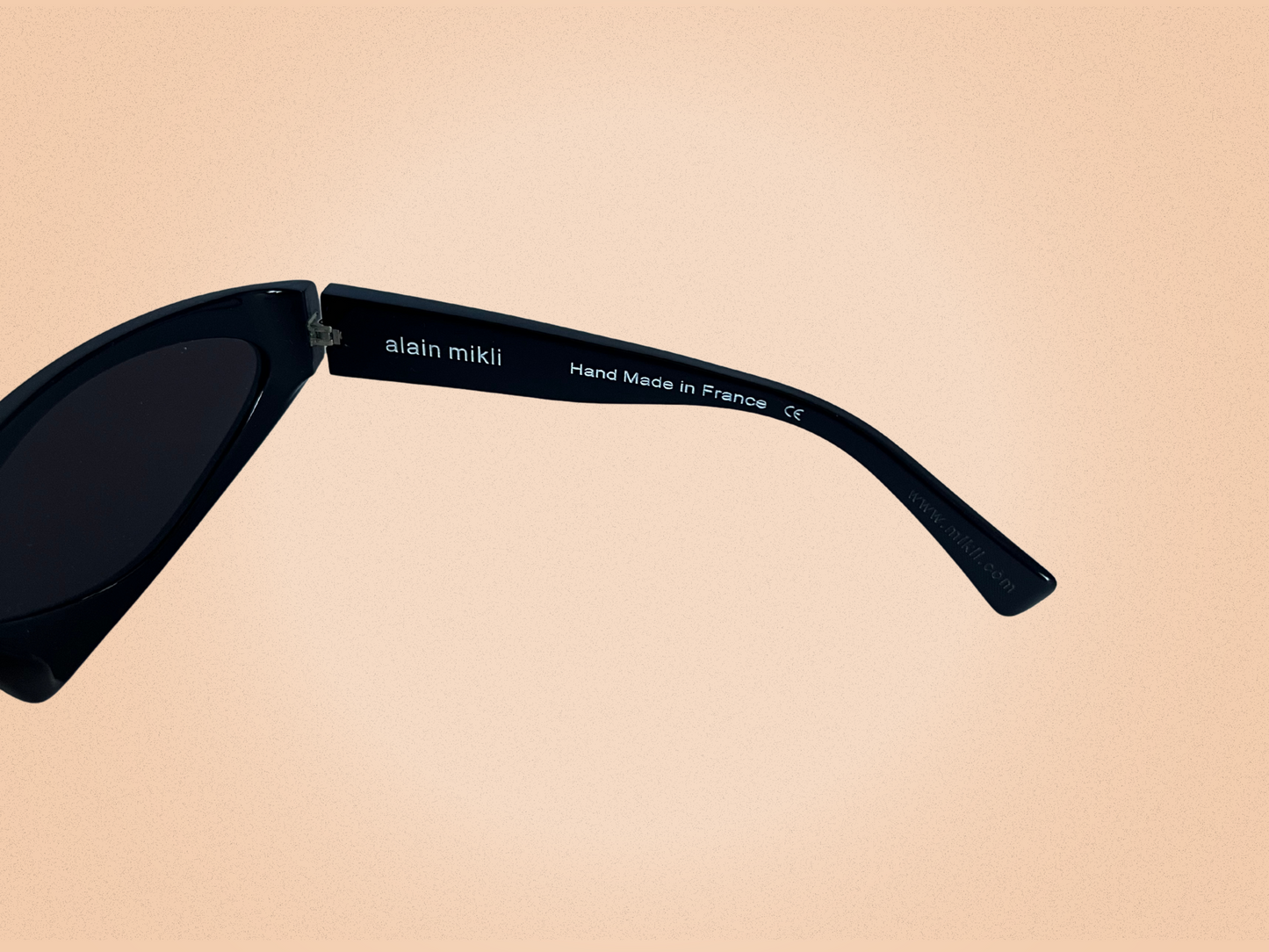 Alain Mikli Vintage – Modèle AL0841 0013 – Lunettes de Soleil Asymétriques Rouges et Noires – Fait Main en France
